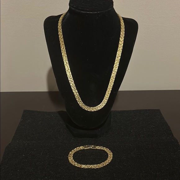 Elegant Gold Necklace and Bracelet Set - Picture 1 of 4